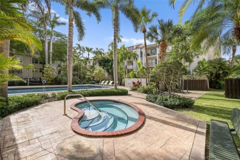Condo in Pinecrest, Florida, 1 bedroom  № 1897199 - photo 30