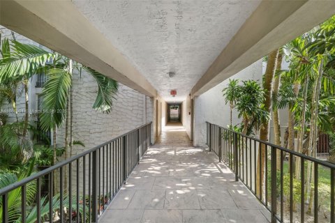 Condo in Pinecrest, Florida, 1 bedroom  № 1897199 - photo 23