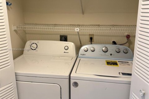 House in Miami, Florida 2 bedrooms, 96.53 sq.m. № 1949873 - photo 6