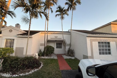 House in Miami, Florida 2 bedrooms, 96.53 sq.m. № 1949873