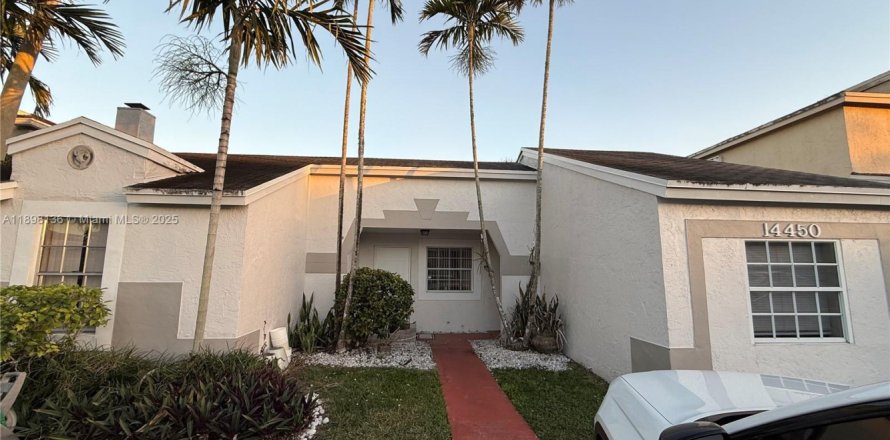 House in Miami, Florida 2 bedrooms, 96.53 sq.m. № 1949873