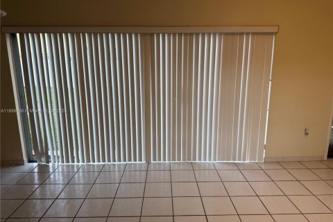 House in Miami, Florida 2 bedrooms, 96.53 sq.m. № 1949873 - photo 4