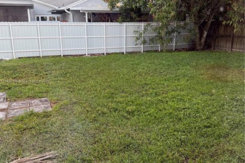 House in Miami, Florida 2 bedrooms, 96.53 sq.m. № 1949873 - photo 9