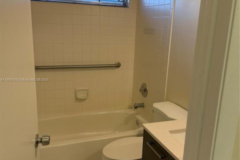 House in Miami, Florida 2 bedrooms, 96.53 sq.m. № 1949873 - photo 8