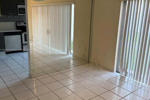 House in Miami, Florida 2 bedrooms, 96.53 sq.m. № 1949873 - photo 2