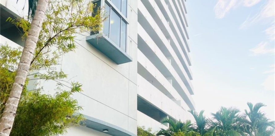Condominio en Miami, Florida, 2 dormitorios № 1895392