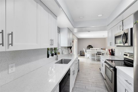 House in Orlando, Florida 3 bedrooms, 121.14 sq.m. № 1679014 - photo 7