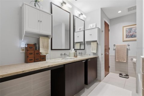 Condo in Tampa, Florida, 2 bedrooms  № 2319066 - photo 16