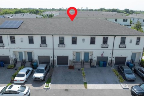 Townhouse in Florida City, Florida 3 bedrooms, 136.19 sq.m. № 1978510 - photo 24