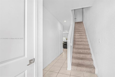 Townhouse in Florida City, Florida 3 bedrooms, 136.19 sq.m. № 1978510 - photo 3