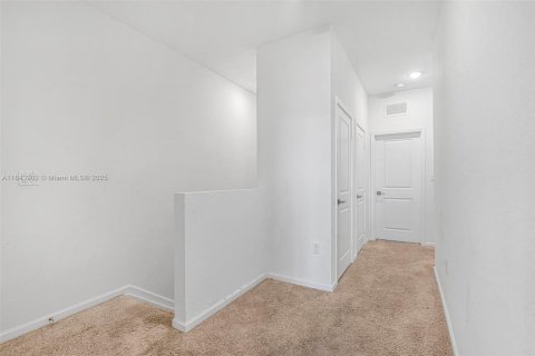 Townhouse in Florida City, Florida 3 bedrooms, 136.19 sq.m. № 1978510 - photo 11