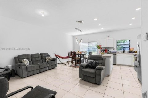 Townhouse in Florida City, Florida 3 bedrooms, 136.19 sq.m. № 1978510 - photo 4