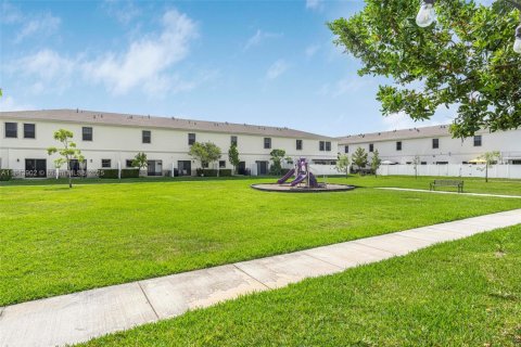 Townhouse in Florida City, Florida 3 bedrooms, 136.19 sq.m. № 1978510 - photo 21