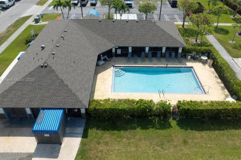 Townhouse in Florida City, Florida 3 bedrooms, 136.19 sq.m. № 1978510 - photo 27