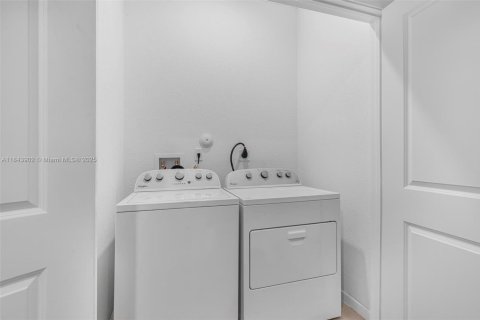 Townhouse in Florida City, Florida 3 bedrooms, 136.19 sq.m. № 1978510 - photo 19