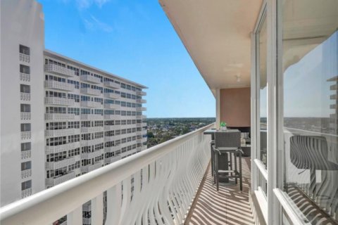Condo in Fort Lauderdale, Florida, 2 bedrooms № 981920 - photo 1