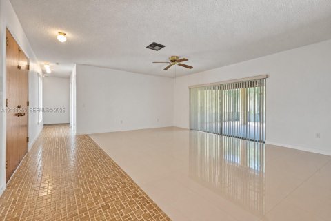 Villa ou maison à vendre à Cutler Bay, Floride: 3 chambres, 174.19 m2 № 2431421 - photo 6