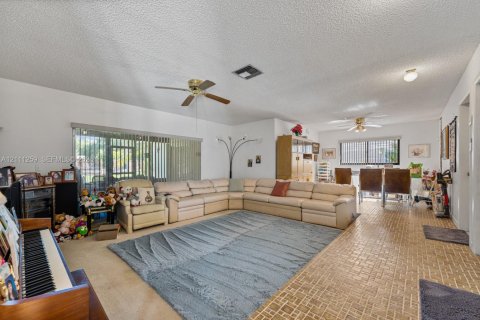 Villa ou maison à vendre à Cutler Bay, Floride: 3 chambres, 174.19 m2 № 2431421 - photo 27