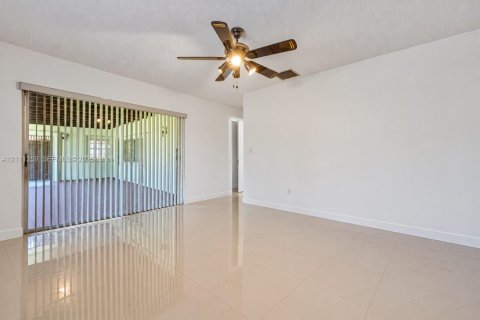 Villa ou maison à vendre à Cutler Bay, Floride: 3 chambres, 174.19 m2 № 2431421 - photo 18