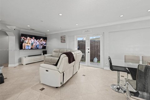 House in Miami, Florida 3 bedrooms, 146.97 sq.m. № 2036058 - photo 8