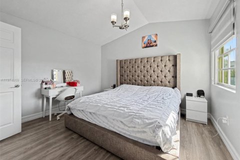 House in Miami, Florida 3 bedrooms, 146.97 sq.m. № 2036058 - photo 17