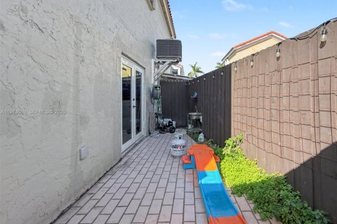 House in Miami, Florida 3 bedrooms, 146.97 sq.m. № 2036058 - photo 26