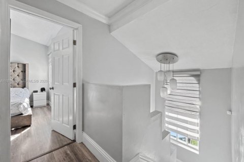 House in Miami, Florida 3 bedrooms, 146.97 sq.m. № 2036058 - photo 16