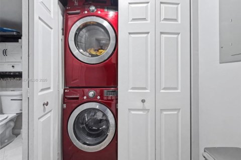 House in Miami, Florida 3 bedrooms, 146.97 sq.m. № 2036058 - photo 14