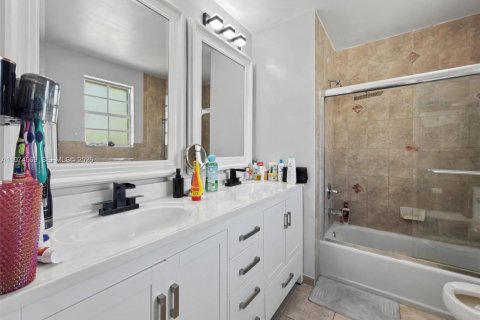 House in Miami, Florida 3 bedrooms, 146.97 sq.m. № 2036058 - photo 18
