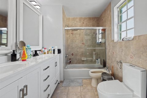 House in Miami, Florida 3 bedrooms, 146.97 sq.m. № 2036058 - photo 19