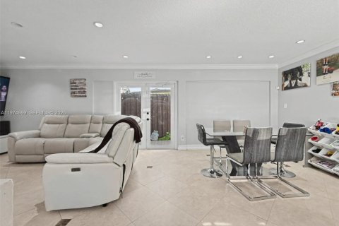 House in Miami, Florida 3 bedrooms, 146.97 sq.m. № 2036058 - photo 9