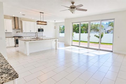 House in Winter Garden, Florida 4 bedrooms, 265.7 sq.m. № 2391376 - photo 8