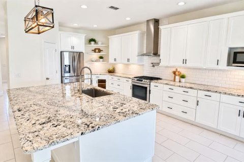 House in Winter Garden, Florida 4 bedrooms, 265.7 sq.m. № 2391376 - photo 4