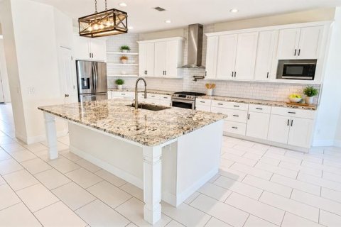 House in Winter Garden, Florida 4 bedrooms, 265.7 sq.m. № 2391376 - photo 3