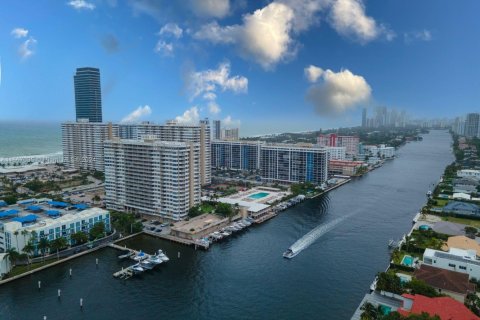Condo in Hallandale Beach, Florida, 1 bedroom  № 1763817 - photo 2