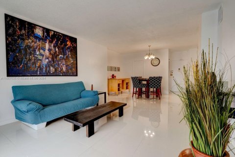Condo in Hallandale Beach, Florida, 1 bedroom  № 1763817 - photo 12