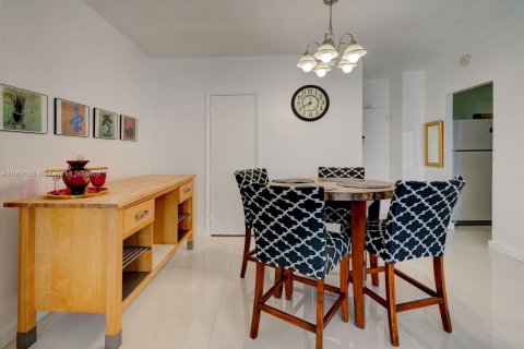 Condo in Hallandale Beach, Florida, 1 bedroom  № 1763817 - photo 17