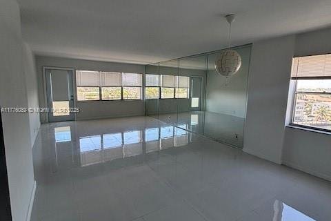 Condo in Hallandale Beach, Florida, 2 bedrooms  № 1935736 - photo 1