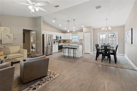 House in Sarasota, Florida 3 bedrooms, 132.29 sq.m. № 1344229 - photo 7