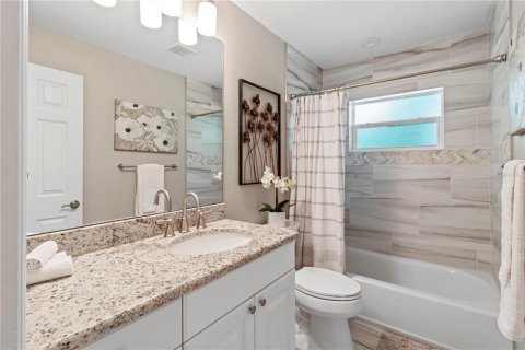 House in Sarasota, Florida 3 bedrooms, 132.29 sq.m. № 1344229 - photo 19