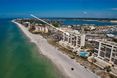Condominio en venta en Madeira Beach, Florida, 6 habitaciones, 55.74 m2 № 251590 - foto 2