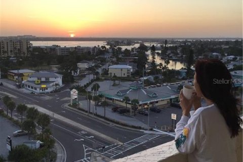 Condominio en venta en Madeira Beach, Florida, 6 habitaciones, 55.74 m2 № 251590 - foto 15