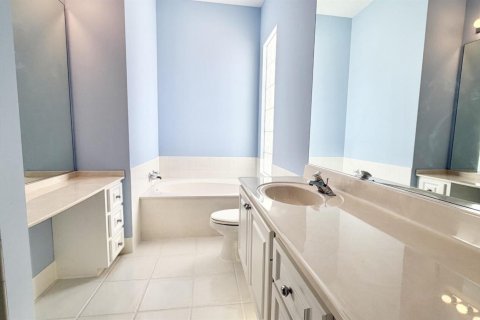 Купить виллу или дом в Уэст-Палм-Бич, Флорида 2 комнаты, 193.61м2, № 2083651 - фото 19