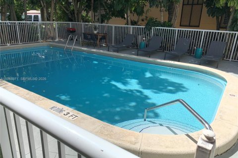 Condo in Coral Gables, Florida, 2 bedrooms  № 2003212 - photo 13