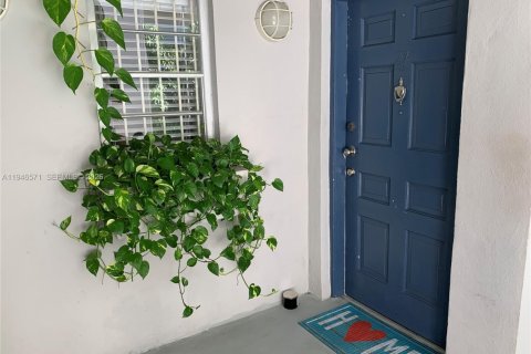 Condo in Coral Gables, Florida, 2 bedrooms  № 2003212 - photo 25