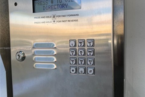 Condo in Coral Gables, Florida, 2 bedrooms  № 2003212 - photo 22