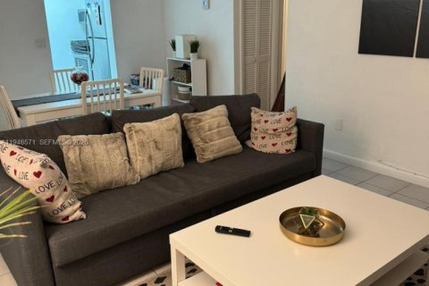 Condo in Coral Gables, Florida, 2 bedrooms  № 2003212 - photo 2