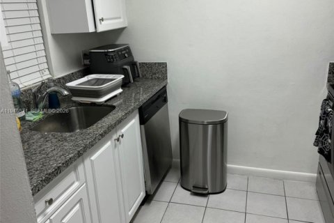 Condo in Coral Gables, Florida, 2 bedrooms  № 2003212 - photo 4