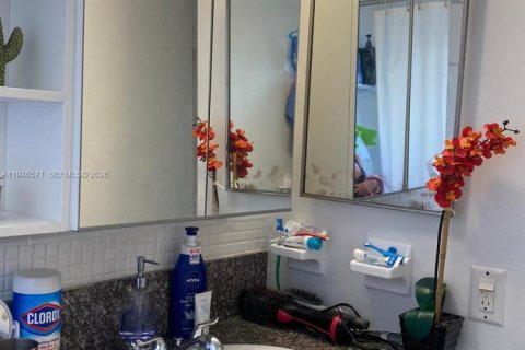 Condo in Coral Gables, Florida, 2 bedrooms  № 2003212 - photo 10