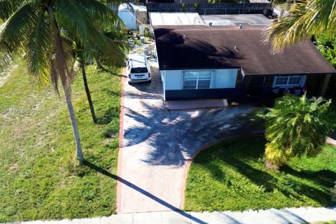 House in Sunrise, Florida 2 bedrooms, 105.17 sq.m. № 2019617 - photo 3